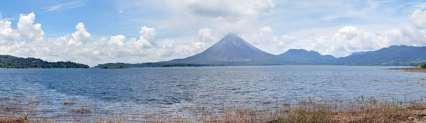 Volcà Arenal des del llac Atitlán (Guatemala)